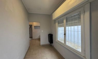 Casa en venta de dos ambientes con patio y garage.