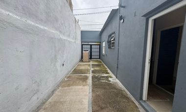 Casa en venta de dos ambientes con patio y garage.