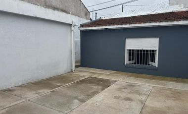 Casa en venta de dos ambientes con patio y garage.