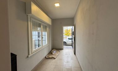 Casa en venta de dos ambientes con patio y garage.