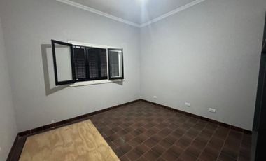 Casa en venta de dos ambientes con patio y garage.