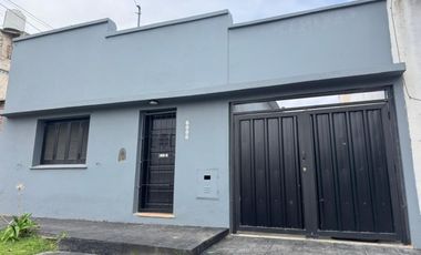 Casa en venta de dos ambientes con patio y garage.