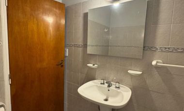 Casa en venta de dos ambientes con patio y garage.