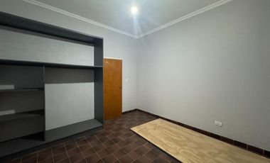 Casa en venta de dos ambientes con patio y garage.