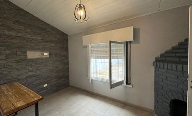 Casa en venta de dos ambientes con patio y garage.
