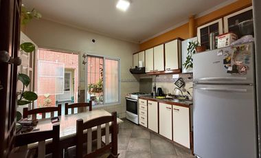 Casa cinco ambientes cocheras y jardin en venta en Wilde