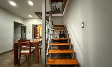 Casa cinco ambientes cocheras y jardin en venta en Wilde