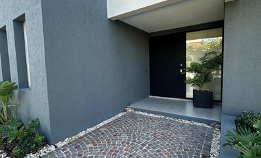 Alquiler Anual Casa CON MUEBLES en Los Castaños Nordelta Tigre