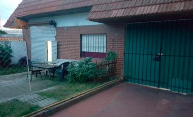 Casa en alquiler - 3 dormitorios 1 baño - 75mts2 - Tolosa, La Plata