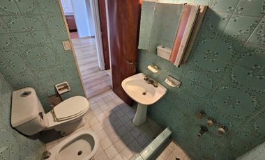 DEPARTAMENTO EN ALQUILER EN MORON SUR - 2 AMB C/ COCHERA CUBIERTA