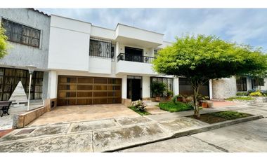 Casa amplia de dos pisos en venta - Barrio Las Mercedes Palmira Valle