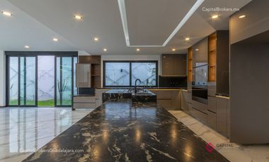 CASA DE LUJO NUEVA EN PUERTA DEL BOSQUE EN VENTA