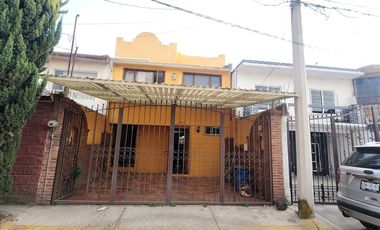 Casa de 3 pisos con Baño en planta baja y espacios generosos en Villa Santin