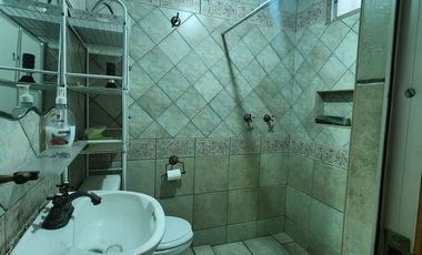 Casa de 3 pisos con Baño en planta baja y espacios generosos en Villa Santin