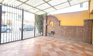 Casa de 3 pisos con Baño en planta baja y espacios generosos en Villa Santin