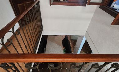 Casa de 3 pisos con Baño en planta baja y espacios generosos en Villa Santin