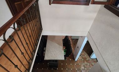 Casa de 3 pisos con Baño en planta baja y espacios generosos en Villa Santin