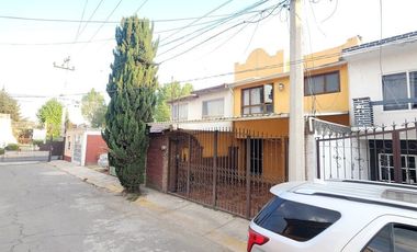 Casa de 3 pisos con Baño en planta baja y espacios generosos en Villa Santin