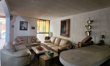 Casa de 3 pisos con Baño en planta baja y espacios generosos en Villa Santin