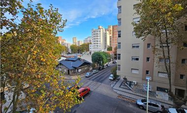 PISO 4 AMB c/ dependencia y Cochera fija cub. Edificio de catagoría.