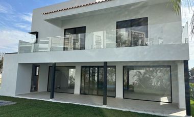 Casa en Fraccionamiento en Paraíso Country Club Emiliano Zapata - CRB-1267-Fr*