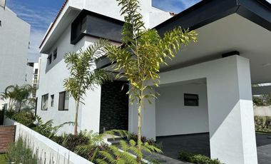 Casa en Fraccionamiento en Paraíso Country Club Emiliano Zapata - CRB-1267-Fr*