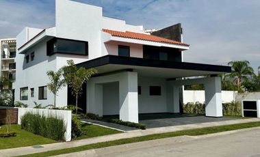 Casa en Fraccionamiento en Paraíso Country Club Emiliano Zapata - CRB-1267-Fr*