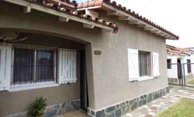 Casa 4 ambientes en venta Ezpeleta jardín y pileta
