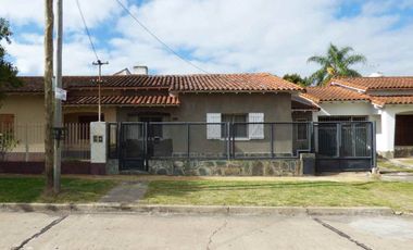 Casa 4 ambientes en venta Ezpeleta jardín y pileta