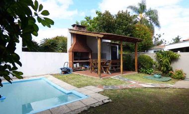Casa 4 ambientes en venta Ezpeleta jardín y pileta