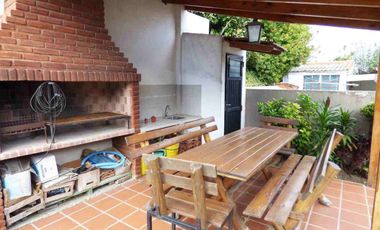 Casa 4 ambientes en venta Ezpeleta jardín y pileta