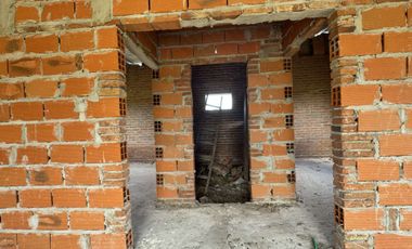 CASA EN CONTRUCCION CON GRAN TERRENO
