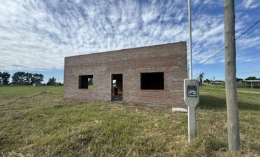 CASA EN CONTRUCCION CON GRAN TERRENO