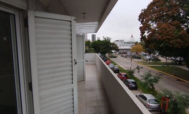 Dpto de dos dormitorios amplio. Frente Terminal.