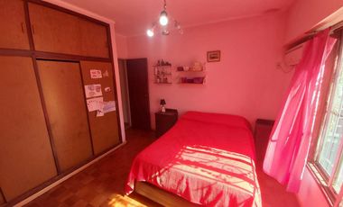 CASA EN VENTA EN TOLOSA CON LOCALES