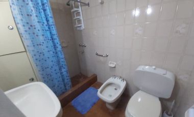 CASA EN VENTA EN TOLOSA CON LOCALES