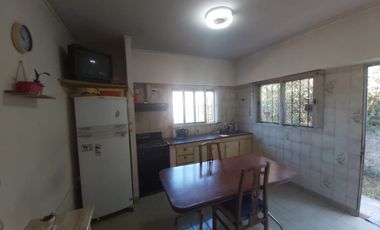 CASA EN VENTA EN TOLOSA CON LOCALES
