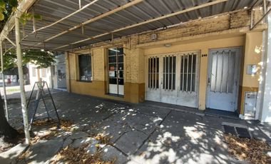 CASA EN VENTA EN TOLOSA CON LOCALES