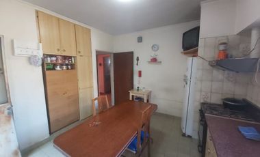 CASA EN VENTA EN TOLOSA CON LOCALES
