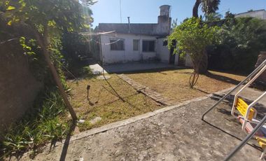CASA EN VENTA EN TOLOSA CON LOCALES