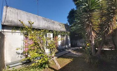 CASA EN VENTA EN TOLOSA CON LOCALES