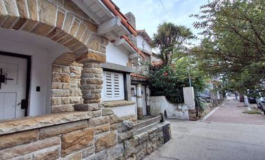 VENTA CASA 4 AMBIENTES CON DEPARTAMENTO Y GARAGE