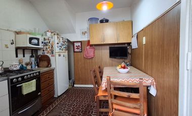 VENTA CASA 4 AMBIENTES CON DEPARTAMENTO Y GARAGE