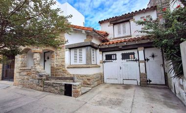 VENTA CASA 4 AMBIENTES CON DEPARTAMENTO Y GARAGE