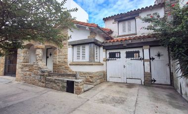 VENTA CASA 4 AMBIENTES CON DEPARTAMENTO Y GARAGE