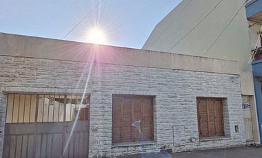 Casa a refaccionar sobre Av. 122 esq 69