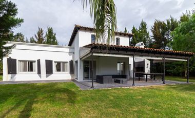 Venta Casa de 4 ambientes en Haras El Malacate