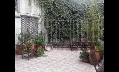 VENTA COMODA CASA 3 AMBIENTES EN LOS ROBLES AL 100. DON BOSCO