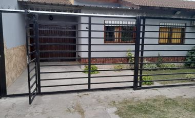Casa tres ambientes. Apto Credito. Permuta.
