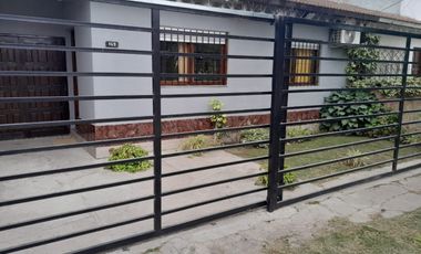 Casa tres ambientes. Apto Credito. Permuta.